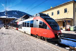 4024 124-2 wartet im Bahnhof Lienz auf die Abfahrt als S1 4244 nach Friesach.
Aufgenommen am 27.1.2018.