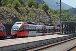 Ausfahrt von ÖBB 4024 022-8 als REX nach Bregenz am Mittag des 30.06.2018 von Gleis 5 des Bahnhofes von Feldkirch in Richtung Bodensee.
