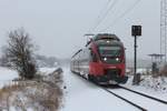 Der 4024 065 fährt am 29.12.2014 bei dichtem Schneefall von Linz nach Kleinreifling und fährt hier in die Haltestelle Dorf a. d. Enns ein.
