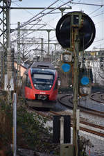 Ein dreiviertel Jahr alt und schon historisch - hier wurde inzwischen massiv umgebaut: ÖBB 4024.096 hat Lindau Hbf. in Richtung Vorarlberg verlassen. 15.02.2020, Lindau Aeschach.