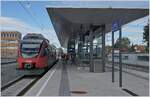 Weit moderner als der IRR  Rheinschauen  in Lustenau geht es beim der ÖBB zu; ein 4024 ist im neu gestalteten Bahnhof Lustenau angekommen und wird nach dem Halt nach St.Margrethen weiter fahren. 

23. September 2018