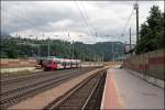 Ein 4024er hat soeben als R 5109 von Rosenheim komment den Haltepunkt Kundl erreicht. Nach kurzem Aufenthalt geht es weiter Richtung Telfs-Pfaffenhofen. (04.07.2008)
