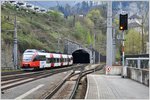 S1 5676 mit 4024 036-8 nach Bregenz hat soeben den Schattenburgtunnel in Feldkirch verlassen. (09.04.2016)
