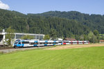 Am 9. August 2016 ist 4024 120  S-Bahn Steiermark  gemeinsam mit 4024 052  Zukunft auf Schiene Oberösterreich  nahe der Ortschaft Peugen nördlich von Frohnleiten als SB 4021 unterwegs. 