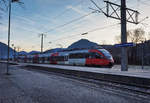 4024 123-4 hält als S1 4209 (Friesach - Lienz) im Bahnhof Greifenburg-Weißensee.