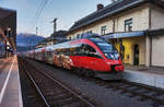 4024 122-6  Sonnenstadt Lienz  hält als S1 4252 (Lienz - Friesach) im Bahnhof Spittal-Millstättersee.
Aufgenommen am 17.12.2016.