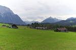 Blick nach Tirol: Aus Tirol kommt der ÖBB Talent der Baureihe 4024. Innsbruck war der Ausgangspunkt. Nun hat sich der Triebwagen vom Isartal in Mittenwald auf die Höhe beim Schmalensee hinauf gearbeitet. Noch einge hundert Meter geht es noch bergauf, dann kann der Zug dem Zielbahnhof Garmisch-Partenkirchen bergab über Klais entgegen rollen. Bahnstrecke 5504 München - Mittenwald Grenze am 15.09.2016  