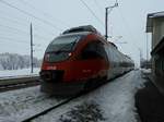 4024 129-1 verlässt als REX3006 den verschneiten Bahnhof Redl-Zipf; 170204