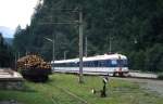Auf seinem Weg von Hieflau nach Eisenerz fährt 4030.231-7 im Juli 1995 in den Bahnhof Radmer ein