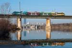 4124 013  Kombiticket fährt als S Bahnzug 25029 über die neue Donau in Wien und wird in wenigen Sekunden Wien Praterkai erreichen.