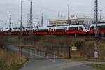 Hier wird 4758 015-3 A- rangiert. | nagelneu und schon im SSM Sassnitz-Fährhafen | März 2022 | von der Grenze der DB-Anlage aus aufgenommen.