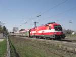 Endlich haben wie den sterreich-Taurus 1116 005 auf freier
Fahrt erwischt. Hier bei der durchfahrt des Bahnhofes bersee
in Richtung Salzburg am 12. April 2009. Am Zugende lief die
1116 272 mit.