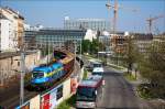 Aufgrund der Sperre im Bf Stadlau waren am 14. April 25 Gterzge ber die Stammstrecke umgeleitet worden, darunter der Schwedenochse (1116.029) mit dem DG 45023 aus Hohenau nach Wien Zvbf. Ich konnte den Ochsen mit dem 45023 bei der Adolf-Blamauer-Gasse zwischen Wien Rennweg & Wien Sdbahnhof (Bstg. 21/22) bildlich festhalten. 14.04.2009