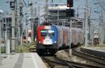 Werbe Taurus 1116 056  EM Rumnien  bringt gerade ihren DoSto-Wendezug in den Bahnhof Wien Meidling und wird in krze nach Znojmo aufbrechen. 14.6.2009 