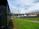  Inmitten des Bahnzeitalters  befinden sich wohl diese beiden Damen,während im Vordergrund eine Wagengruppe der GTB betrachtet wird, braust im Hintergrund der Ski Austria-RailJet vorbei; 170603