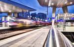 Langzeitbelichtung der 1116 157-9  Gemeinsam.Sicher-Lok , diese soeben mit ihrer railjet-Garnitur in Richtung Abstellbahnhof unterwegs ist.

Zuvor erreichte diese Garnitur Wien Hbf, als railjet 865  Achensee  (Bregenz - Innsbruck - Salzburg - Wien Hbf).

Aufgenommen am 23.11.2018.