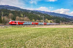 Der D 735 fährt auf der Fahrt von Villach Hbf nach Lienz, nahe Berg im Drautal vorüber.
Die vorderen drei CityShuttle-Waggons, werden nur am Sonntag mitgeführt, da sie Montag bis Freitag zwischen Lienz und Sillian für das Zugpaar REX 4624/4627 eingeteilt sind.
Diese werden dann jeden Samstag (bis 29.4. und wieder ab dem 16.9) mit dem D 736 nach Villach überstellt um dort am Wochenende einige Zugleistungen zu erbringen und am Sonntag wieder mit dem D 735 zurück nach Lienz gebracht.
Der hinten eingereite Bmz und die beiden Bmpz-Waggons verkehren leer und abgesperrt.
Am Zugschluss hing 1144 231-8.
Aufgenommen am 2.4.2017.