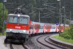 Am 19.08.2013 fhrt 1144 060 kommend aus Saalfelden bei Regenwetter in Leogang-Steinberge ein.