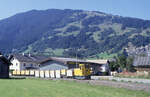 Die Schoema Diesellok des Diabaswerk Saalfelden mit Seitenkippwagen auf dem Weg zur Entladestelle am ÖBB Bahnhof am 12.09.1994, 12.21u. Diascan (Bild 6702, Fujichrome100).
