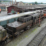 Im Bild der Schlepptender der Dampflokomotive 52.8003 vor einer mir unbekannten BR 52. (Lokpark Ampflwang, August 2020)