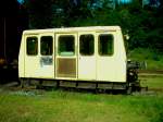 Eine der Draisinen im Bahnhof Oberschtzen aug Gleis 2. An der Draisine ist ein gedeckter Gterwagen angekoppelt