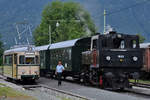 Der DÜWAG-Großraumwagen  437  und die Dampflokomotive 88.103 warten am Bahnhof in Ferlach auf die Abfahrt.