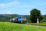 Die kleine Diesellokomotive 383.10 ist mit dem Museumzug  Carnica  aus Weizelsdorf nach Ferlach bei Laiplach.
08.07.2023.