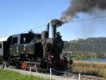 88.103 der Nostalgiebahnen in Krnten am 5.10.2008 beim Aufenthalt in der Haltestelle Carnica whrend der letzten Fahrt der Sommer-Saison 2008 (siehe Aufschrift am Wasserkasten). Im Hintergrund die Hollenburg.