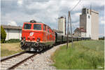 Die blutorange Diesellok 2143 070 fährt mit dem Reblaus Express 16970 von Retz nach Drosendorf.