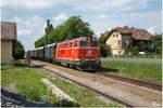 Die blutorange Diesellok 2143 070 fährt mit dem Reblaus Express 16973 von Drosendorf nach Retz.