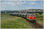 2143 70 vom Verein Neue Landesbahn mit dem Reblausexpress 16970 von Retz nach Drosendorf am 3.6.2018 mit Blick auf Retz.