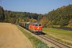 2018 war die wunderschöne 2143.070 beim Reblausexpress eingesetzt. Dieses Foto zeigt die Garnitur nahe dem Anglerparadies Hessendorf auf der Fahrt zurück nach Retz. (13.10.2018)