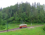 Der elektrische Triebwagen 2362 auf dem Weg vom Bahnhof Mariazell in Richtung Städtchen befährt jenes Gleisdreieck, welches das Dampftramway zum Wenden benötigt. Mariazell, 11.6.2023