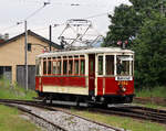 Der elektrische Triebwagen 2362 fährt in den Bahnhof Mariazell ein. Der Fotograf steht hier im öffentlichen Publikumsbereich (Einsteigeort Dampftramway). Mariazell, 11.6.2023