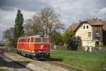 Am 03. Mai brachte die 2143.070 mehrere Züge mit Gleisschotter nach Drosendorf und Weitersfeld. Hier im Bild die Diesellok bei einem kurzen Halt in Zissersdorf. (03.05.2020)
