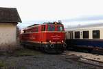 Der Bahnhof Neusiedl an der Zaya wurde am 16.12.2023 erstmals wieder von einem Sonderzug angefahren.
Der EZ14140 wird hier von der 2143 070 umfahren und für die Rückfahrt vorbereitet.
Großes Lob geht hier an die vielen Freiwilligen der Vereine Neue Landesbahn und Zayatalbahn hinaus die mit vielen weiteren Helfern die Strecke durch das landschaftlich reizvolle Weinviertel wie befahrbar machten.