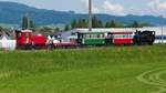 Nachdem die elektrische/dieselektrische Lok  URS  den Personenzug von Wiesenrain bis zum Streckenunterbruch in Kriessern gezogen hatte, wird Dampflok  LIESL  diesen Zug zurück nach Wiesenrain