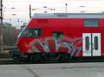 ein mit Graffiti's  beschmckter  Steuerwagen der Reihe 8033 bei der Einfahrt in Wien Sdbahnhof.