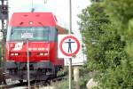 80-33 008 bei der Durchfahrt in Wien-Atzgersdorf (12.6.2005)