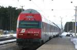 Steuerwagen 80-33 017-9 bei einem Halt in St.