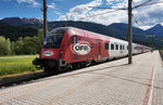 Der  ÖFB-railjet  hält am 20.5.2016 als railjet 632 (Lienz - Wien Hbf), in Greifenburg-Weißensee.