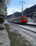 Abfahrt des R 4863 (Lienz - Spittal-Millstättersee) aus dem frostigen Bahnhof Dellach im Drautal.