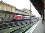 Ein City-Shuttle kommt in den Bahnhof Salzburg eingefahren.