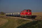 Der Nostalgieexpress Leiser Berge mit der bestens gepflegten 2143 070 an der Spitze an einem wunderschönen Herbsttag im bekannten Gleisbogen bei Hetzmannsdorf.