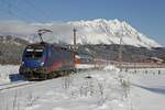 Am 10.01.2017 zieht 1116 195 EC164 bei Stein an der Enns durchs winterliche Ennstal. Im Hintergrund ist der 2351 Meter hohe Grimming zu sehen.