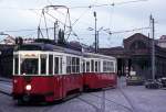 Wien Wiener Stadtwerke-Verkehrsbetriebe (WVB) SL T/ (74) (B 68 (SGP 1951)). Der Zug verlässt als einer der ersten Züge eben den (Straßenbahnbetriebs-)Bahnhof Erdberg am frühen Morgen des 19. Juli 1974. - Scan eines Diapositivs. Film: AGFA CT 18. Kamera: Minolta SRT-101.