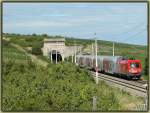 1116 112-2 mit Werbung fr die  160 Jahre Ostbahn  Veranstaltung aufgenommen am 15.8.2006 beim  Busserltunnel  vor Pfaffsttten mit einem Durchbinder nach Payerbach-Reichenau. Auf einer Seite ist die Information  160 Jahre Ostbahn, 1846-2006, 09/10.09.2006  angebracht, auf der zweiten Seite das Werbebild zur Veranstaltung. Wegen dem Aufnahmewinkel ist allerdings das Werbebild auf der Lok nur schwer zu erkenne. (Foto vom 15.8.2006