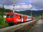 Salzkammergut 2009 - Der frisch hauptuntersuchte und neu lackierte City-Shuttle Steuerwagen 8073 053 bildet am 19.05.2009 den Schlu des R 3413 Obertraun-Attnang Puchheim. Dur Zugfhrer gibt das Abfahrtsignal und schon setzt sich der Zug richtung Gmunden in Bewegung.