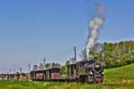 Die Schmalspurdampflokomotive 498.04 der Steyrtal-Bahn dampft mit einem Güterzug in Aschach an der Steyr vorbei.Bild vom 30.4.2017