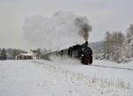 498 04 mit einem Advendzug am 15.12.2018 kurz nach der  Haltestelle Sommerhubermühle!